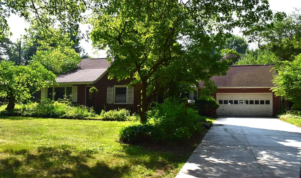 4 bed, 2104 sqft, $2,975 — Photo 1