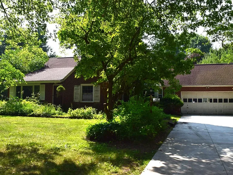 2387 Huron Hill Dr — Photo 1