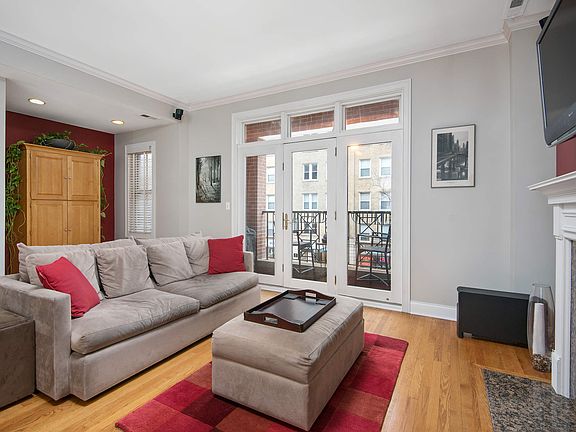 2nd image of 842 W Diversey Pkwy #2W