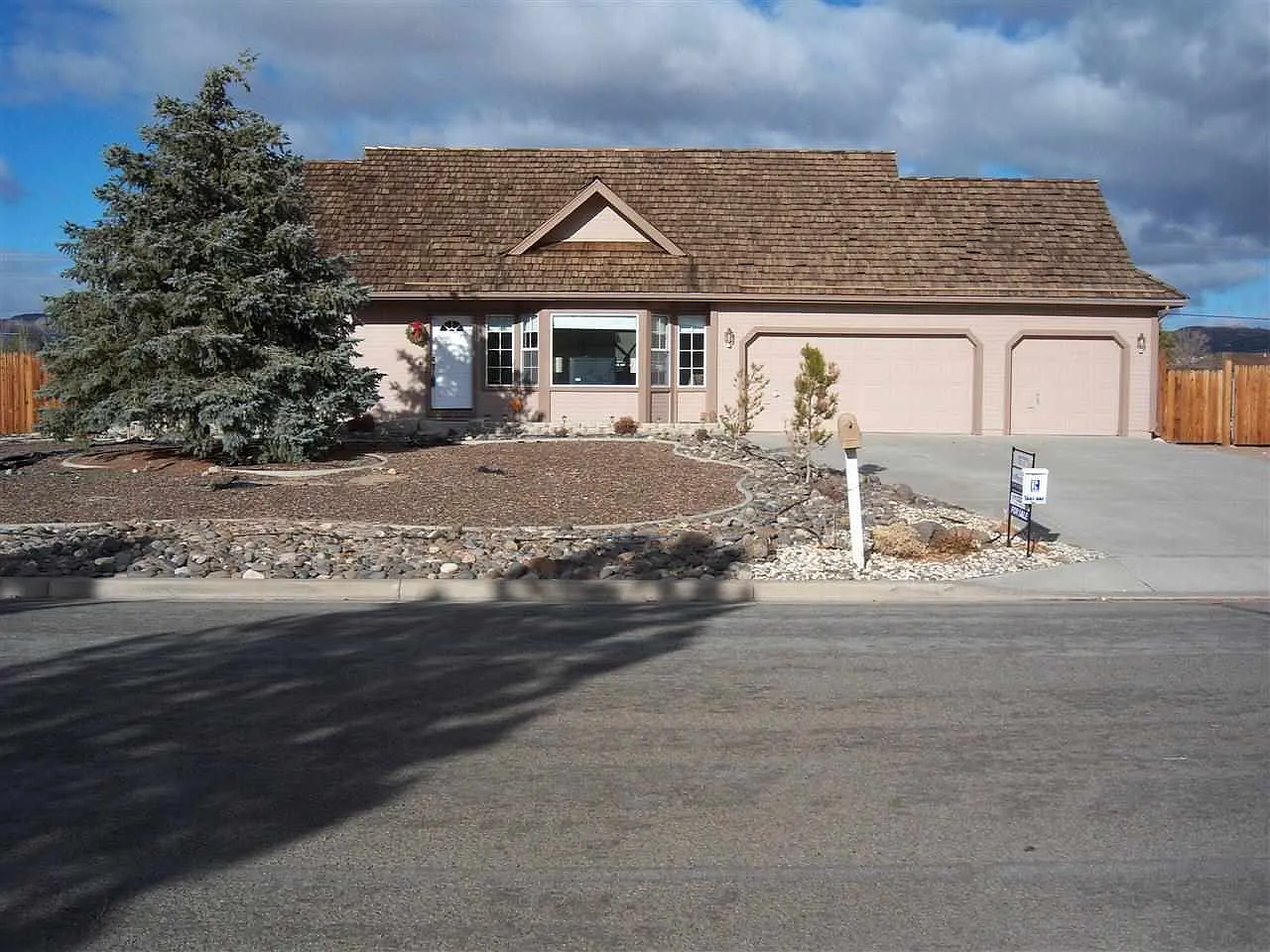 345 Valparaiso Ct photo 1
