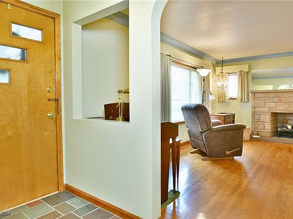 4th image of 918 Lawrence Ave