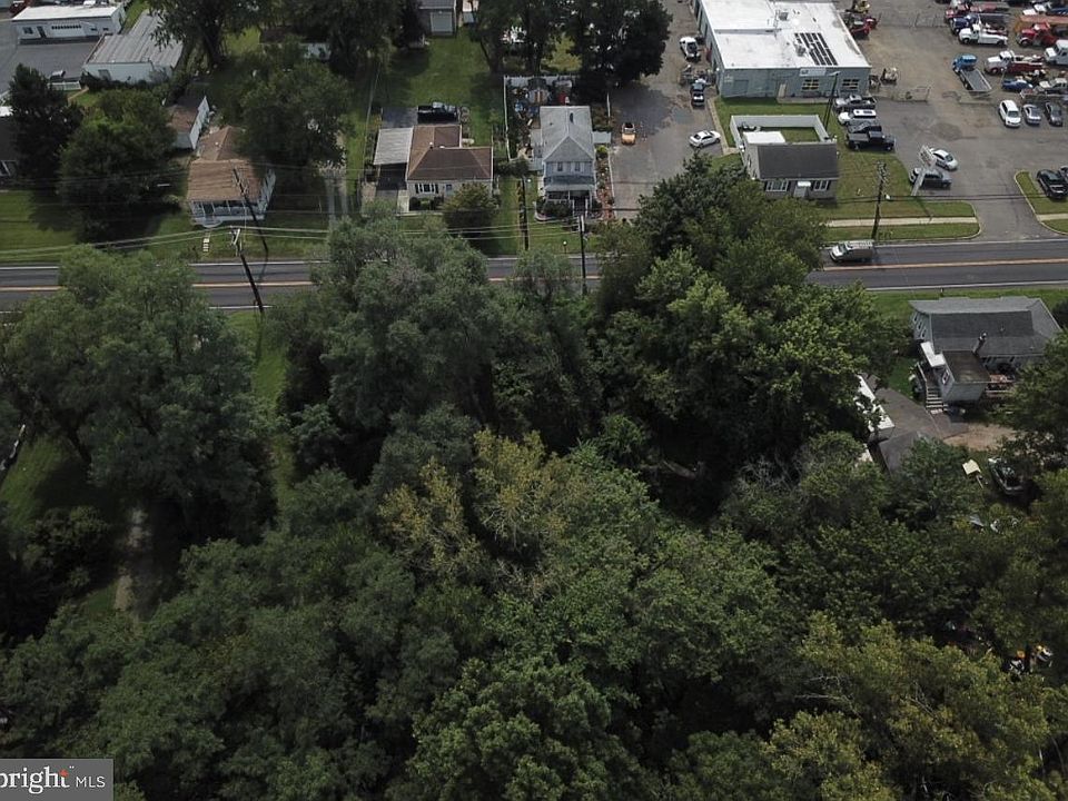 2nd image of 1424 Kuser Rd