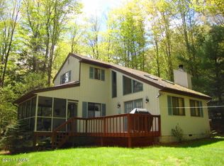 106 Club House Dr, Greentown, PA 18426