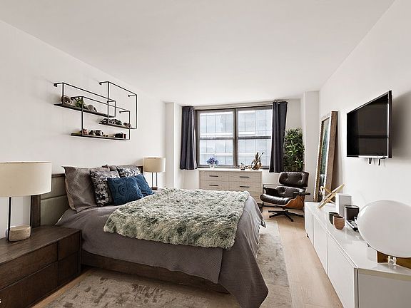 4th image of 130 E 18th St APT 8U