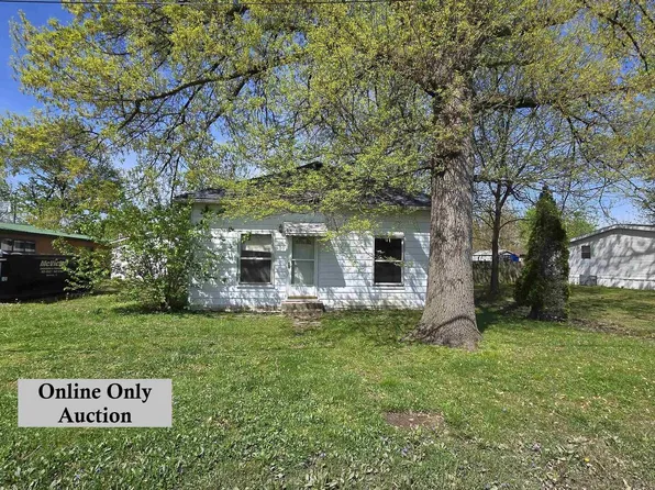 609 N Locust St, Sesser, IL 62884