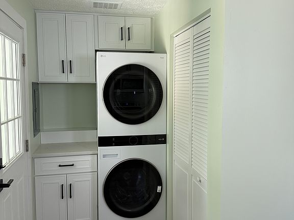 4th image of 1863 Windsor St
