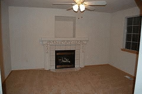 Formal liv w/ gas fireplace 