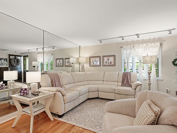 4th image of 258 Lexington St Unit 258