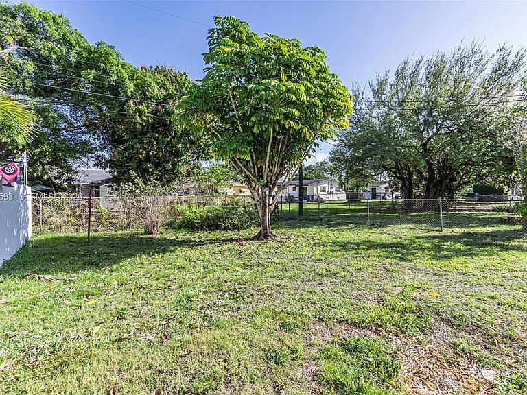 616 NW 3rd Ct — Photo 6