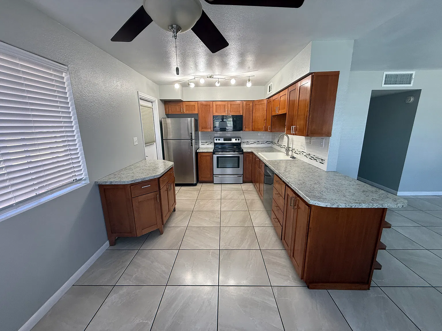 3 bed, 1230 sqft, $1,880 — Photo 4