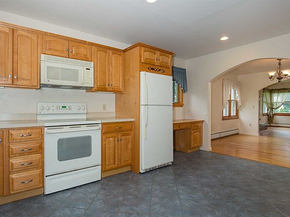 3rd image of 7 Hillcrest Ter