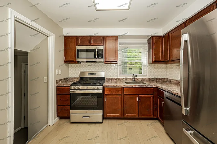 1008 Woodview Rd — Photo 8