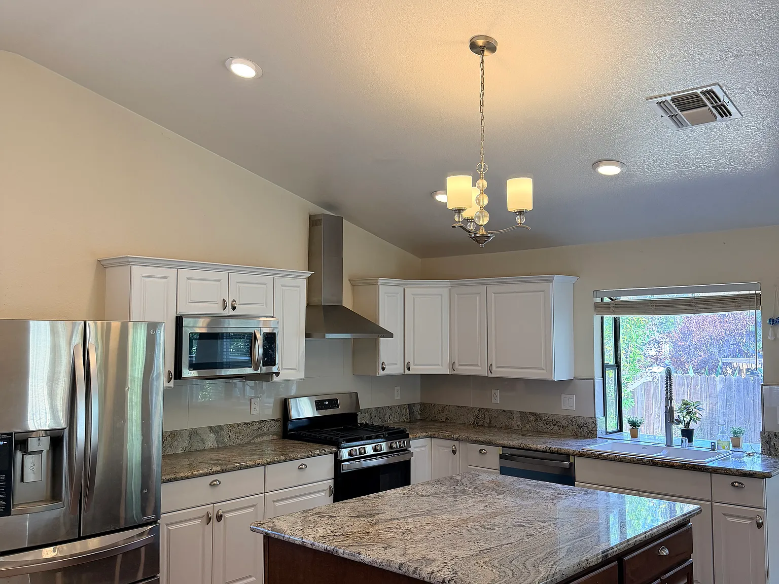 4 bed, 2800 sqft, $3,695 — Photo 4