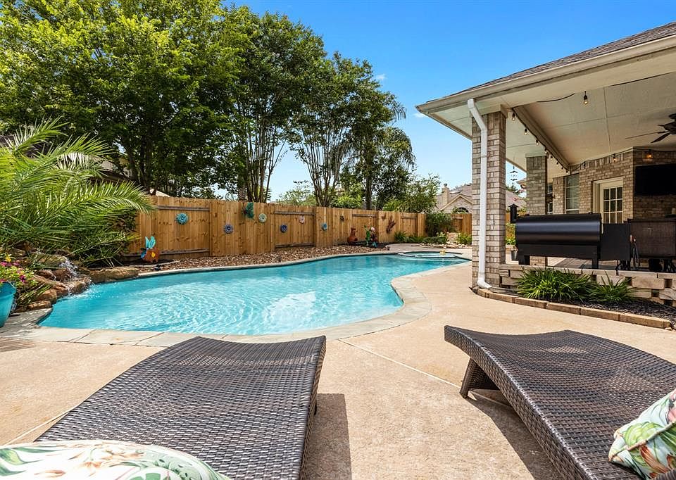 1st image of 410 Sabal Palm Ln