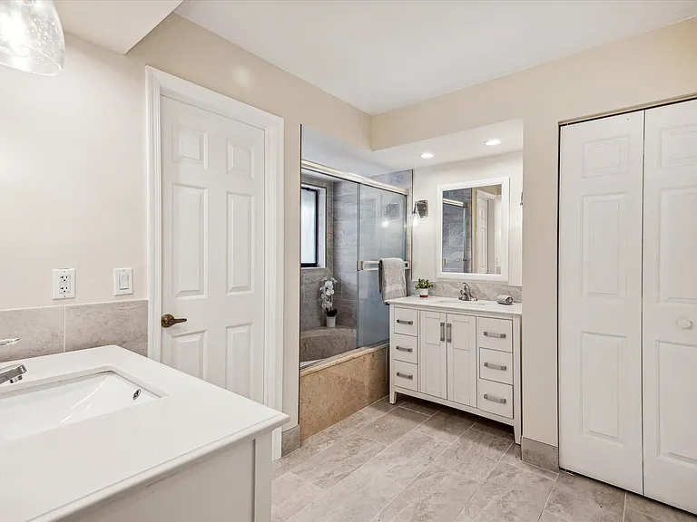 5750 Coach House Cir #G — Photo 12