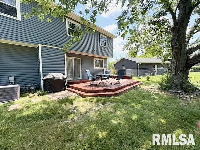 4 bed, 2.5 bath, 2600 sqft, $3,000 — Photo 3