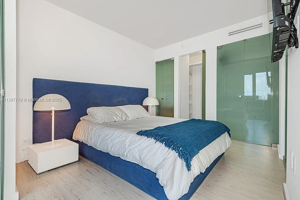 Roney Palace Condo — Photo 2