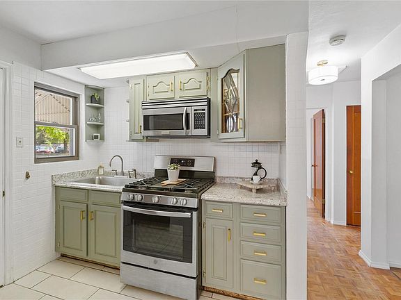 3rd image of 3272 Macklind Ave