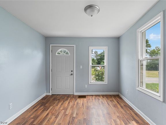 4th image of 15562 Portage St