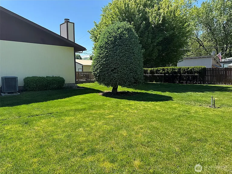 908 S 6th St — Photo 12