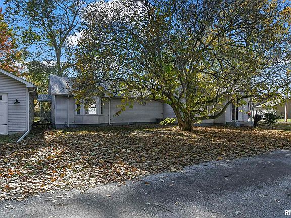 4th image of 1025 W Maple Ave