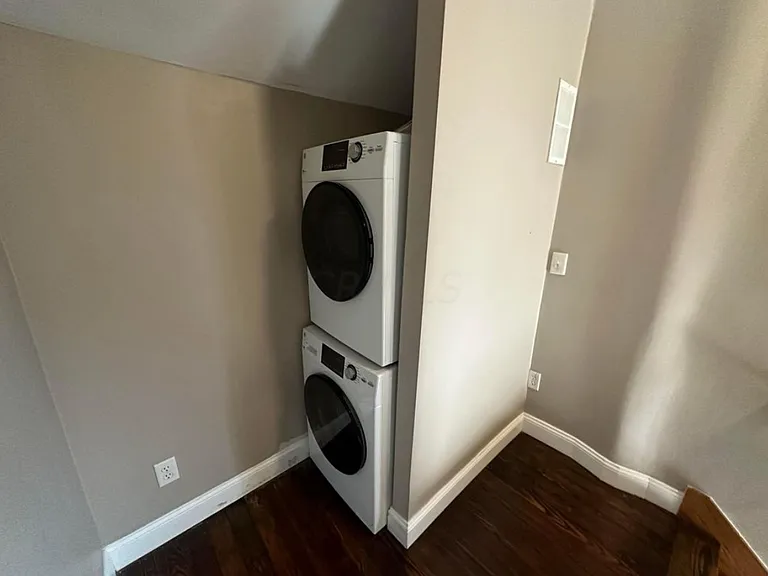 2263 Indianola Ave — Photo 9
