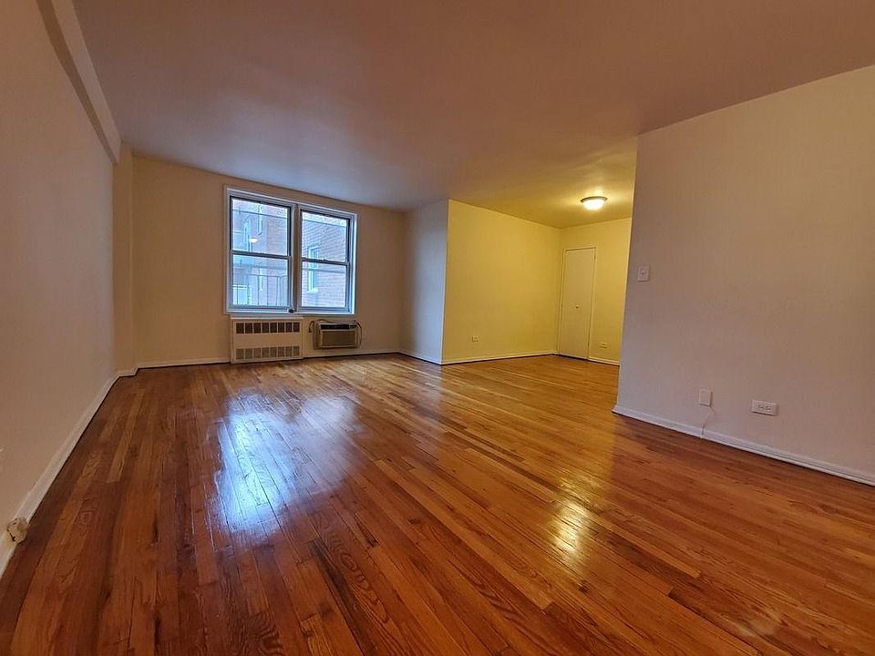 2nd image of 2751 Lurting Ave #1