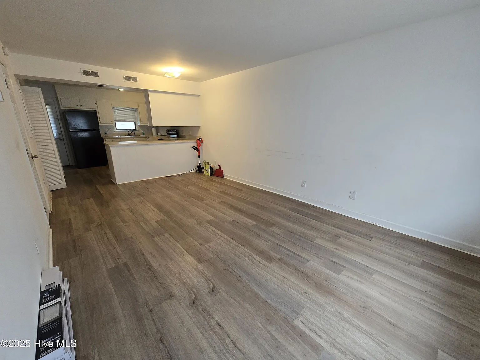 2 bed, 1.5 bath, 1096 sqft, $1,050 — Photo 2