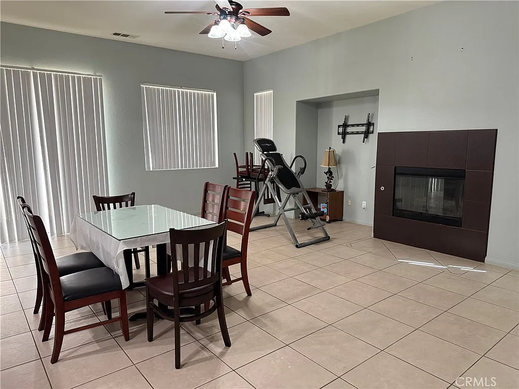 4 bed, 2116 sqft, $3,000 — Photo 4
