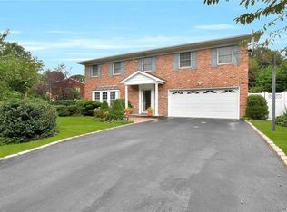 15 Townline Ct, Hauppauge, NY 11788