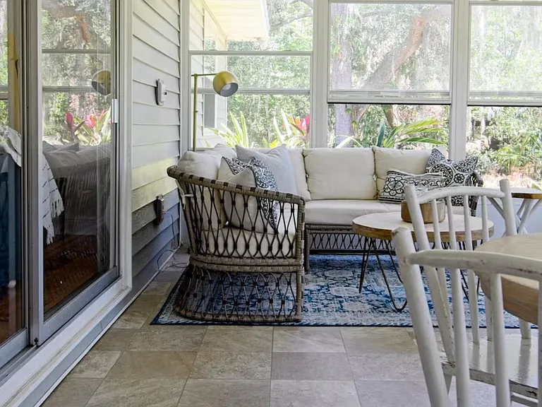 704 Summit Ct — Photo 2