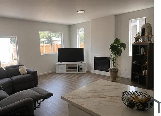 3 bed, 1600 sqft, $3,090 — Photo 3