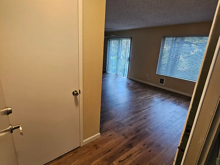 200 SW Florence Ave #F7 — Photo 6