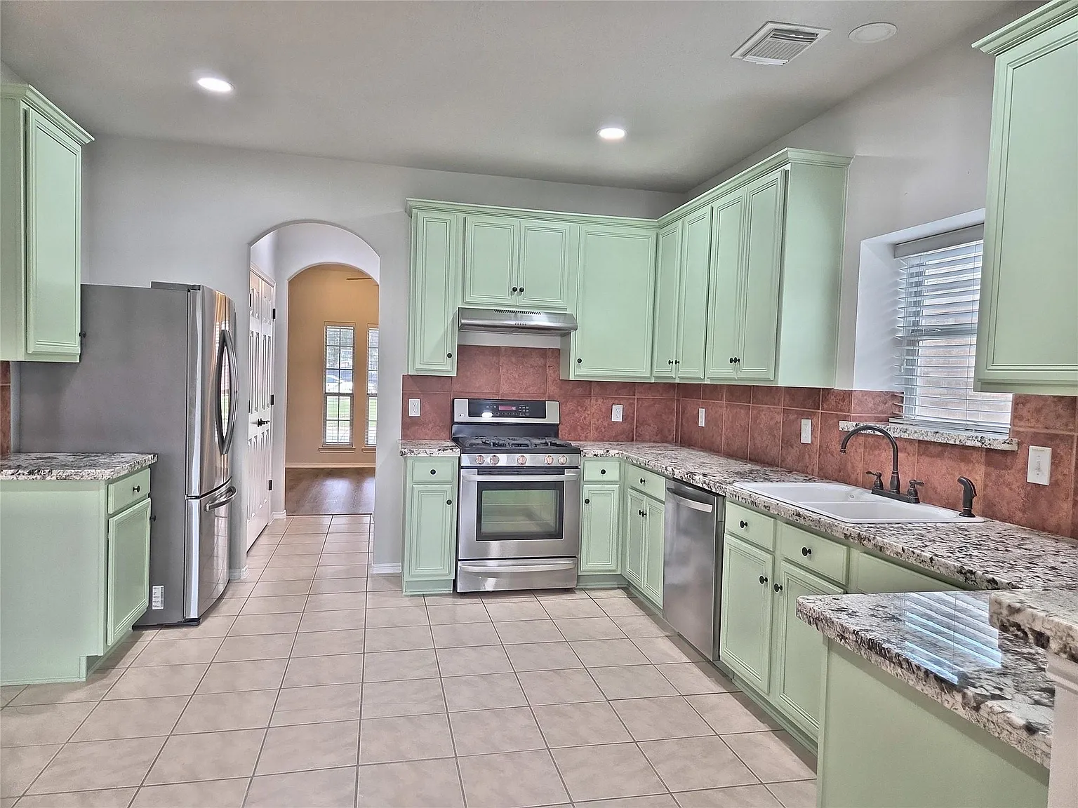4 bed, 2.5 bath, 2993 sqft, $2,600 — Photo 3