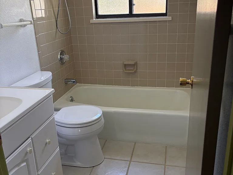 1316 Kent Ave — Photo 9