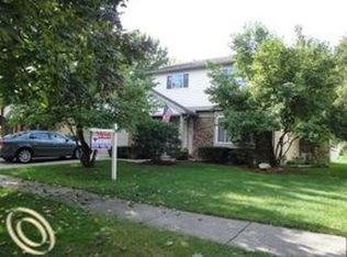 884 Devonshire Blvd, Brighton, MI 48116