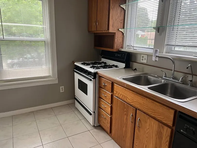 1504 W Logan St — Photo 2