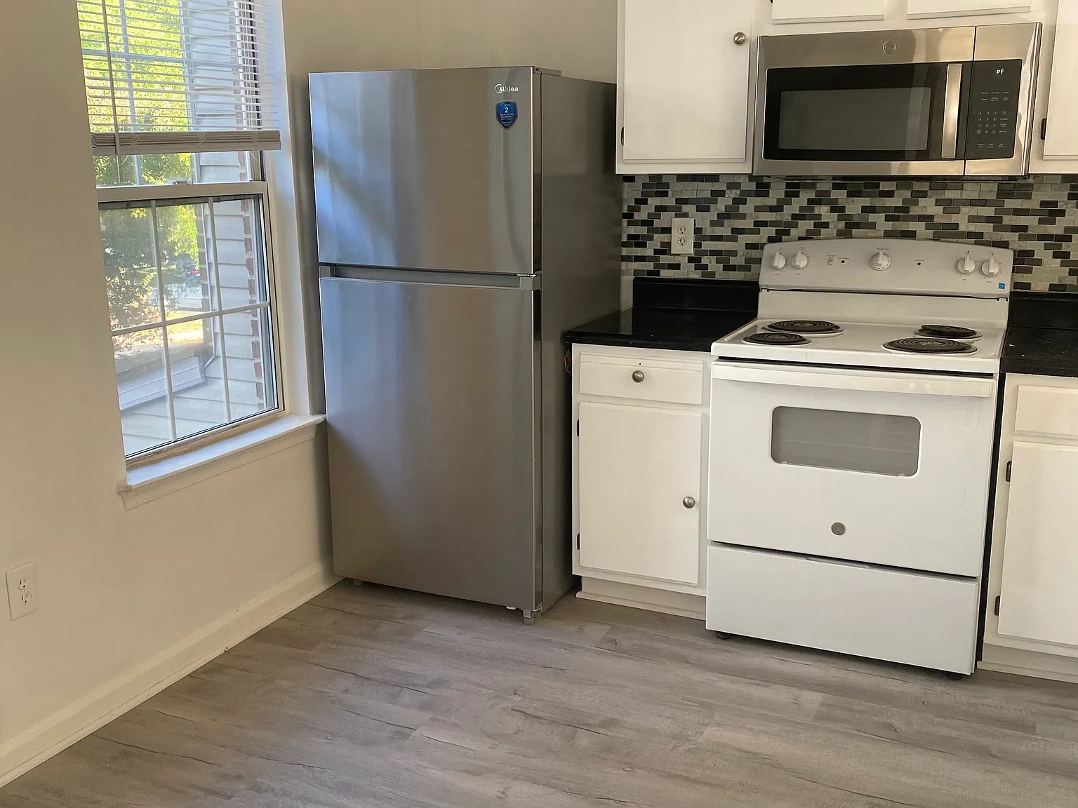 3 bed, 1.5 bath, 1200 sqft, $2,450 — Photo 4