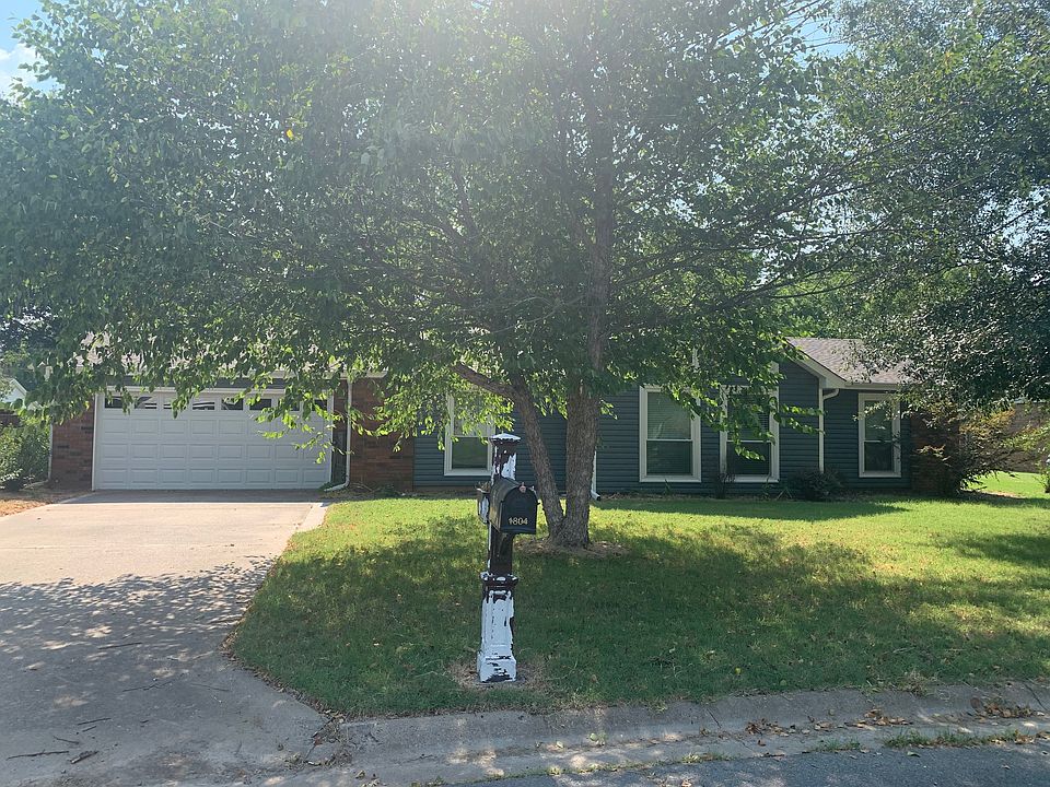1st image of 1804 S Oak St