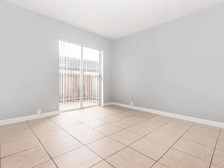 Colonial Woods Apts — Photo 31