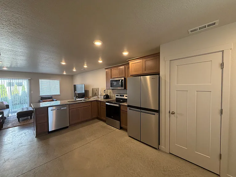 630 Tinley St — Photo 4