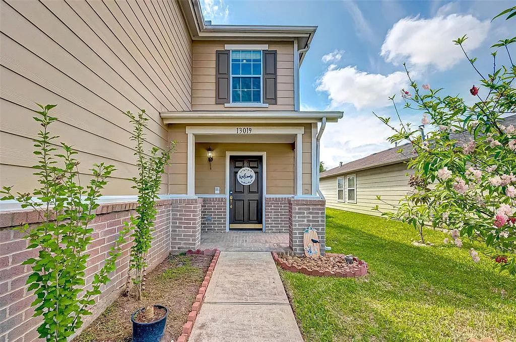 3 bed, 2160 sqft, $2,100 — Photo 2