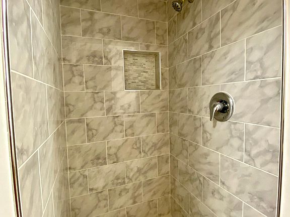 5th image of 843 S Mariposa Ave #3