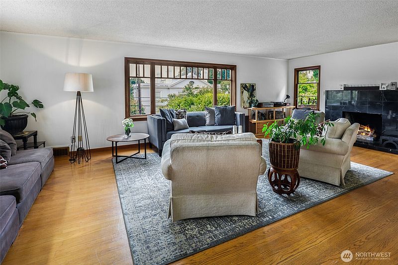 4th image of 916 Harvard Avenue E