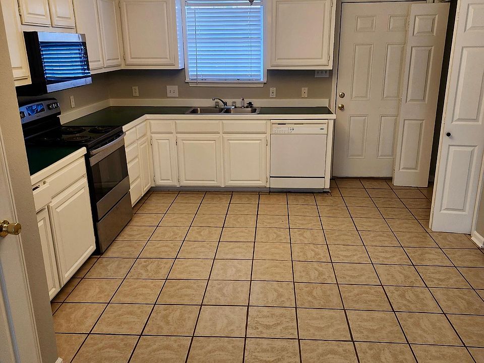 2nd image of 402 Woodway Dr
