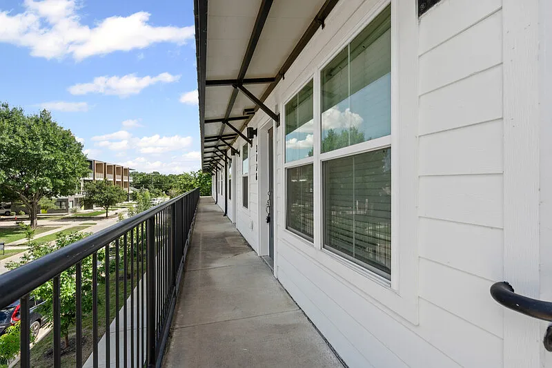 4 bed, 4.0 bath, 1800 sqft, $4,300 — Photo 2