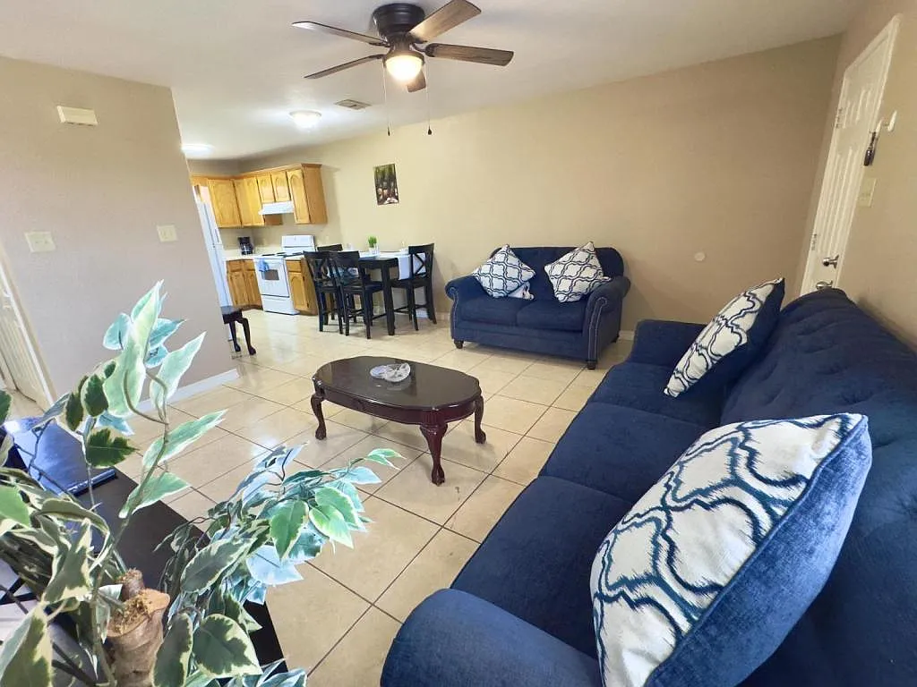 102 E Devon Pl — Photo 3