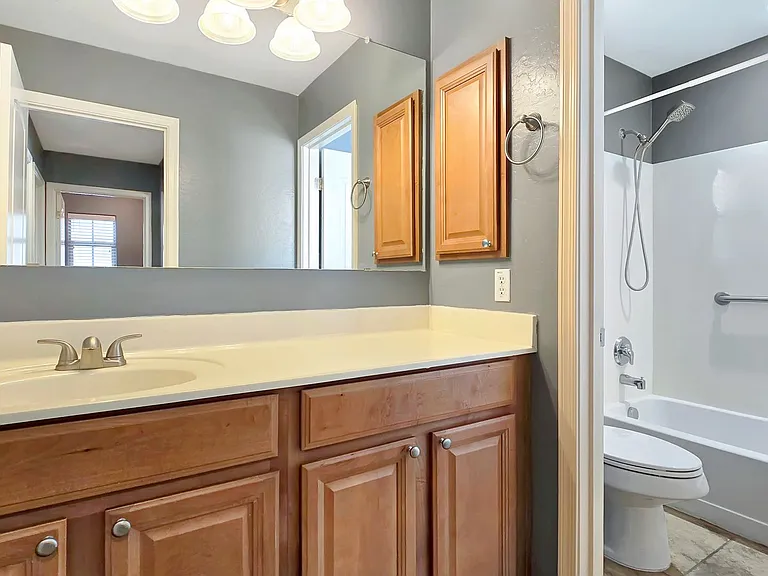2942 N Evergreen St — Photo 25