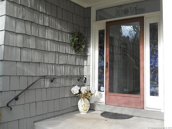 Gracious front entrance wel...