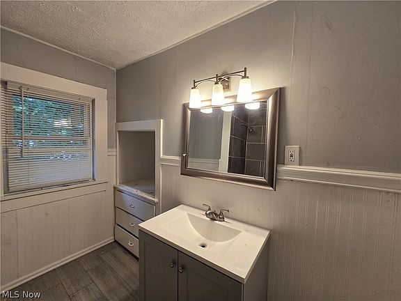 4th image of 1412 Woodland Ave NW